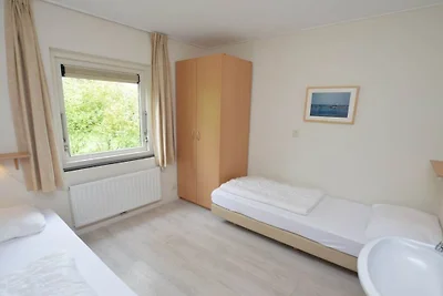 Vakantiehuis in Den Burg met zwembad
