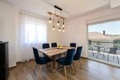 Villa mit Meerblick in Strandnähe in...