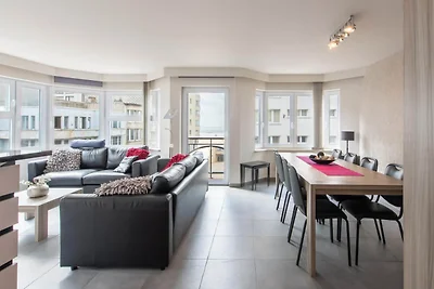 Schöne Wohnung mit seitlichem Meerblick
