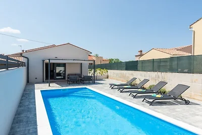 Villa in Bale mit Schwimmbecken