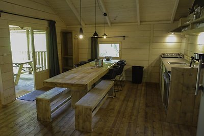 Holzhütte mit Geschirrspüler in einem Ferienp...