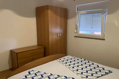 Fuga luminosa lungo la strada del villaggio