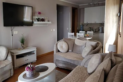Schickes Apartment mit Pool in Dobra Voda