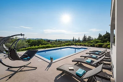 Luxusvilla mit Pool und Whirlpool