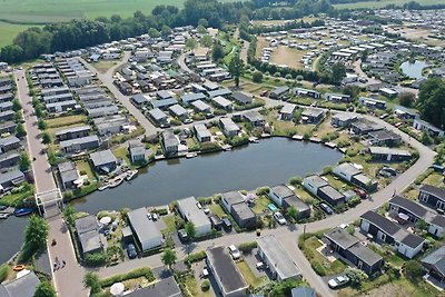 Fijn chalet met veranda, nabij het Veluwemeer