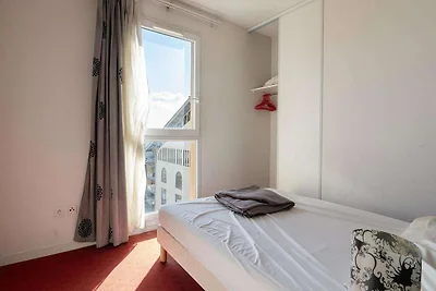 Helle Hanglage mit Pool und Rasen