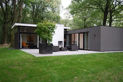 Cozy house with garden, near Maasduinen