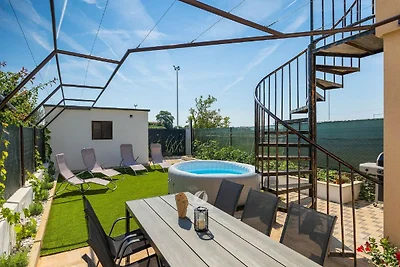 Geräumiges Haus mit Whirlpool und Garten
