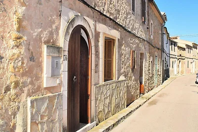 Haus in Maria de la Salut mit Terrasse