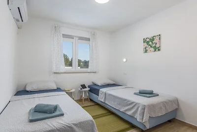 Ferienhaus in Nova Vas mit Schwimmbecken