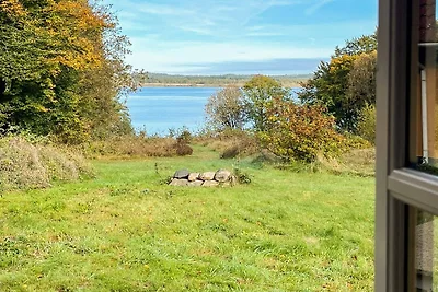 Vakantiehuis aan het meer met bos