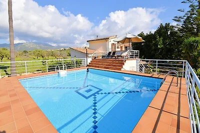 Villa in Campanet met zwembad en barbecue