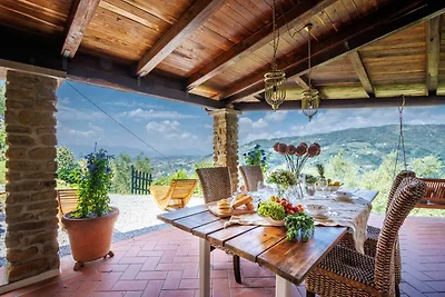 Villa a Pescia con vista sui vigneti
