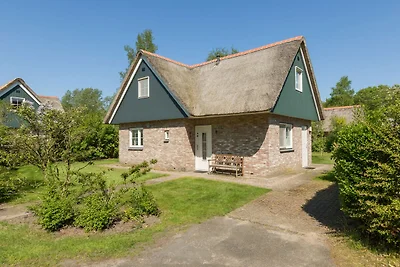 Strohgedeckte Villa mit Solarium, in einem...