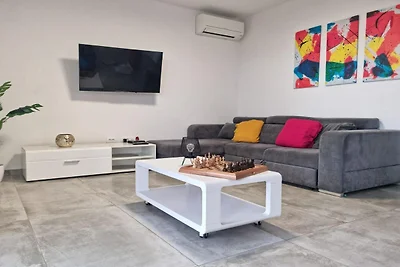 Exclusive Elegant Villa with Pool in Kastel N...