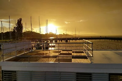 Hausboot im Hafen in Ribnitz-Damgarten