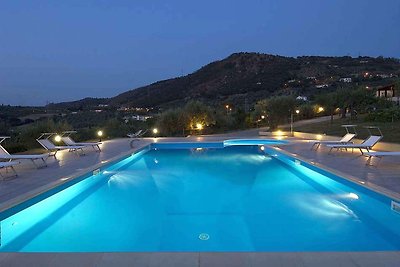 Modernes Ferienhaus in Patti mit Pool