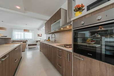 Moderne Villa mit privatem Pool und Terrasse