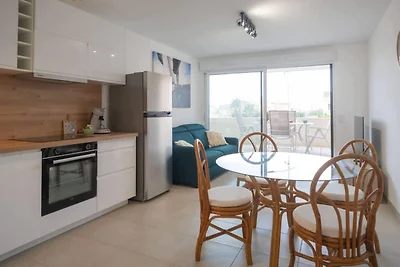 Modernes Strandapartment mit Terrasse