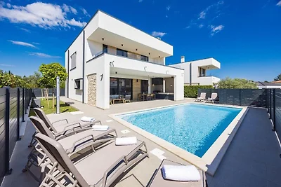 Moderne Villa mit Swimmingpool und Meerblick