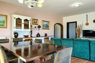 Rustige villa met privézwembad en uitzicht