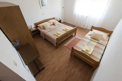 Wohnung in Starigrad Paklenica mit Terrasse