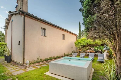 Casale a Lucca con giardino jacuzzi