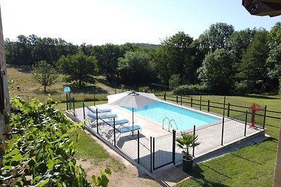 Bella casa vacanze a Rueyres con piscina