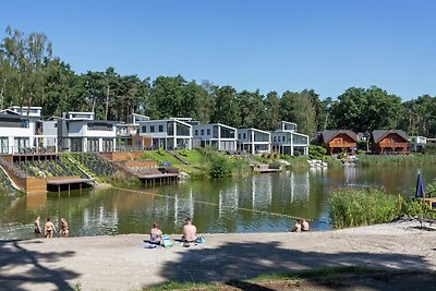 Modernes Chalet mit Kombi-Mikrowelle nahe...