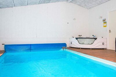Amplia casa de vacaciones con piscina en...