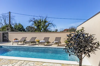 Familienvilla mit Pool, Wellness