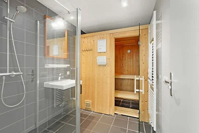 Haus mit Schwimmbad und Sauna, am Wasser...