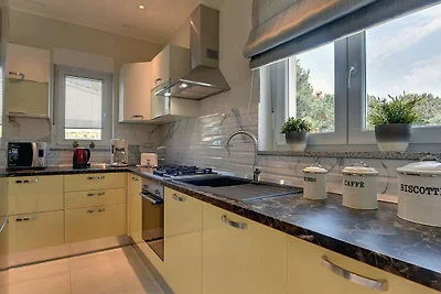 Villa con piscina a Premantura