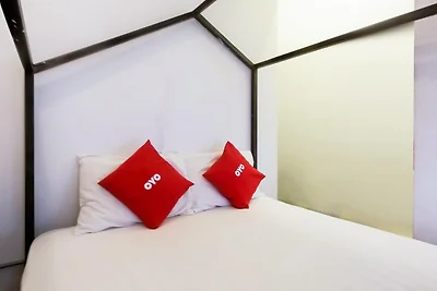 Letto rilassante in dormitorio misto al...