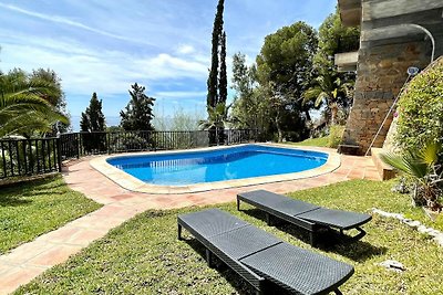 Villa mit großen Räumen und privatem Pool mit...