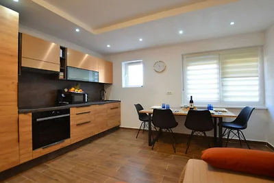 Warm and Welcoming Apartment with Balcony - T...