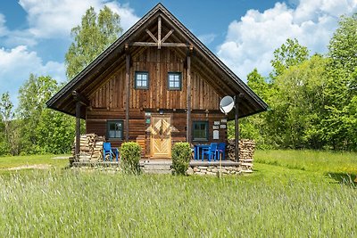 Bella casa per le vacanze con un ruscello nat...