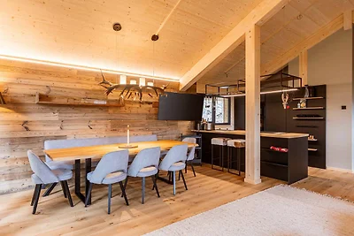 Lavish chalet with hot tub