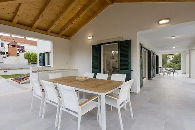 Villa in Milna mit Schwimmbecken