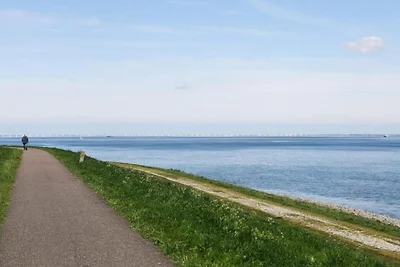 Schönes Ferienhaus mit Bad in Strandnähe
