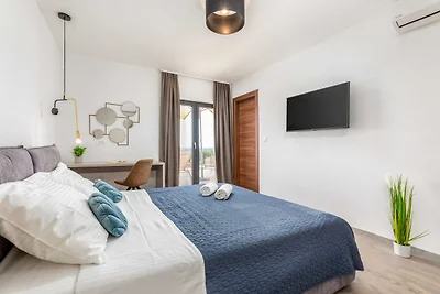 Villa Borealis - Six Bedroom Villa with Swimm...