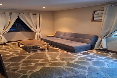 Maison en pierre avec piscine et jardin