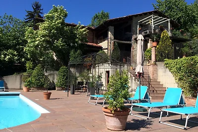 Haus mit großer Terrasse und Pool