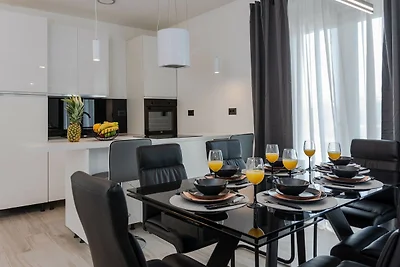 Holiday Home Infinity - Six Bedroom Guest Hou...