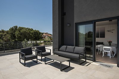 Modern appartement met groot overdekt terras