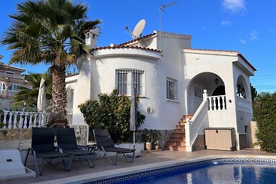 Hübsche Villa mit Terrasse und Pool