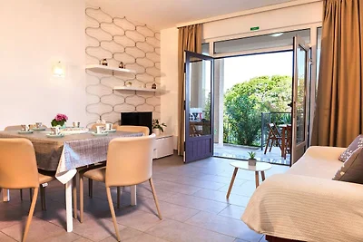 One Bedroom Apartment with Terrace and Sea Vi...