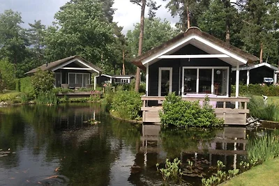 Haus auf Wasser, umgeben von der Natur...