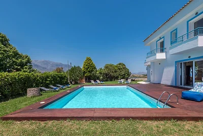 Beautiful 5bedroom villa big pool, close to...