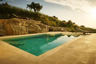 Villa mit privatem Pool und Meerblick